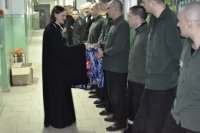 Клирик Благовещенского греческого храма иерей Никита Дяур поздравил заключенных с Рождеством
